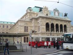 Strassenbahn vor der Wiener Oper